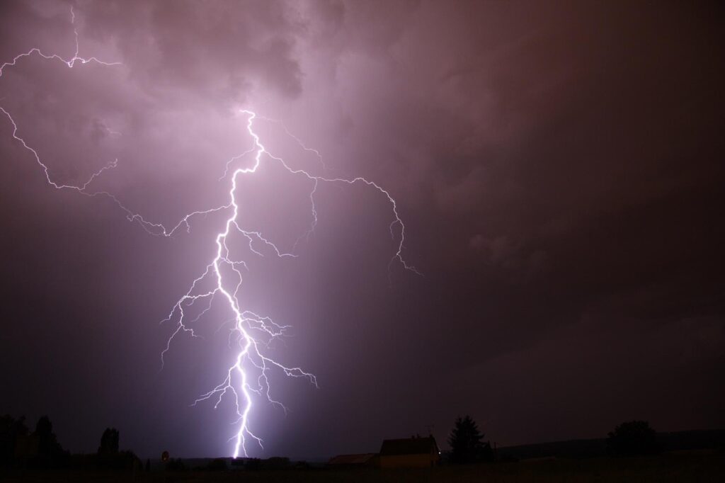 france, thunderstorms, lightning, lightning, lightning, lightning, lightning, lightning-2658990.jpg